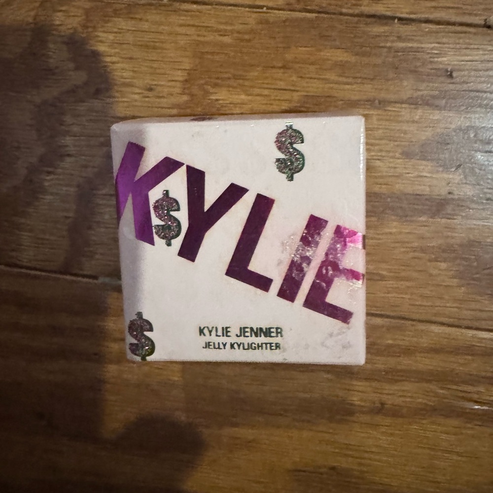 Kylie Jenner Jelly Highlighter - Family is gold